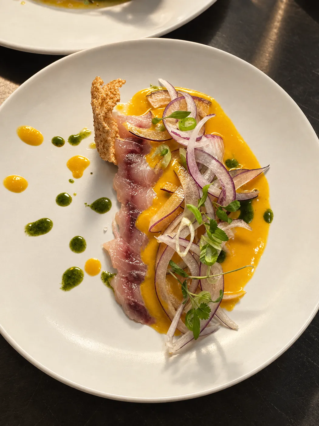 Tiradito con leche de tigre, mango y cebolla morada