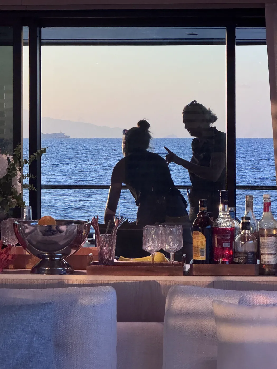 Salón de un barco al atardecer con la mesa preparada